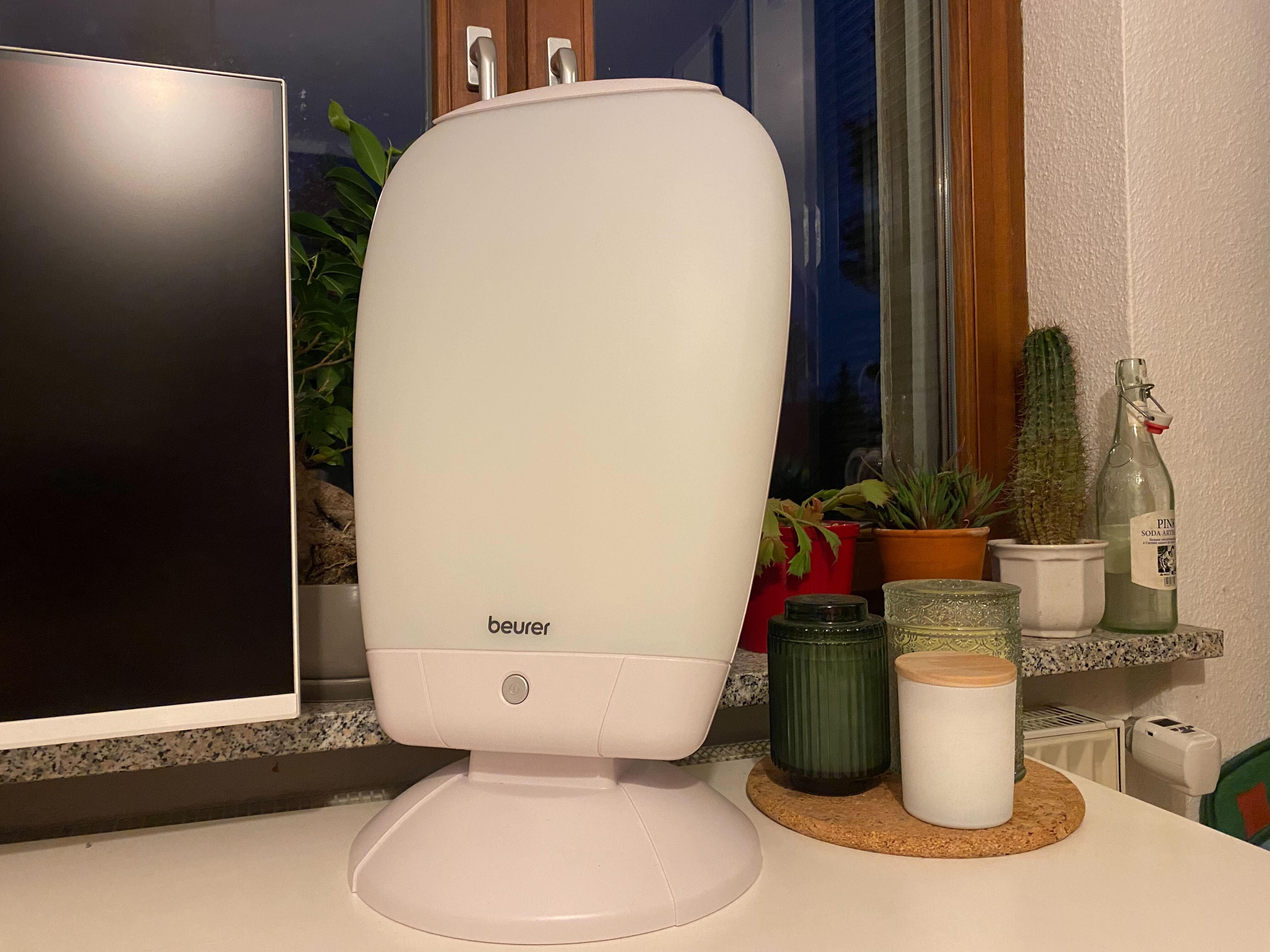 Beurer Tageslichtlampe steht auf Schreibtisch